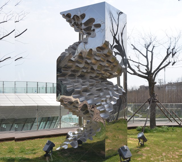 Grande sculpture extérieure en acier inoxydable