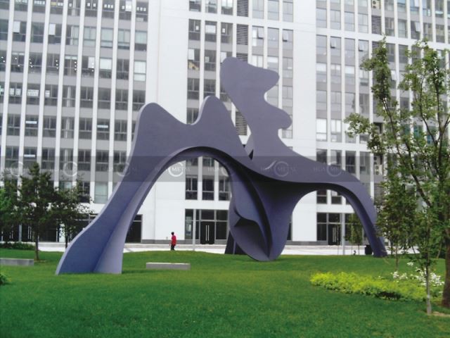 Sculpture en acier inoxydable revêtue de couleur