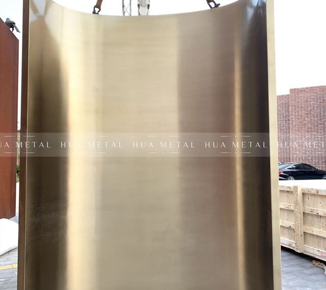 Façade Incurvée en Acier Inoxydable Or